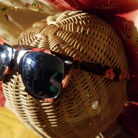 Floral Printed Sunglasses - Picture 3 of 6